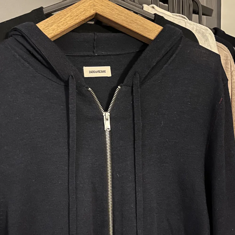 Tjena säljer min Zadig hoodie då den knappt används längre. Stolek L men passar M. Nypris är runt 4000.. Tröjor & Koftor.