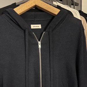 Zadig & Voltaire stickad-hoodie - Tjena säljer min Zadig hoodie då den knappt används längre. Stolek L men passar M. Nypris är runt 4000.