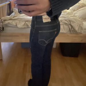 Levis low/mid waist jeans - Säljer mina Levis jeans ”511 slim” för att dem har blivit lite för små. Även om modellen är slim så skulle jag absolut inte kalla dem Skinnyjeans. Superfin färg och absolut inte slitna💞 stl 30X34. Hör av dig vid intresse eller fler bilder🤗