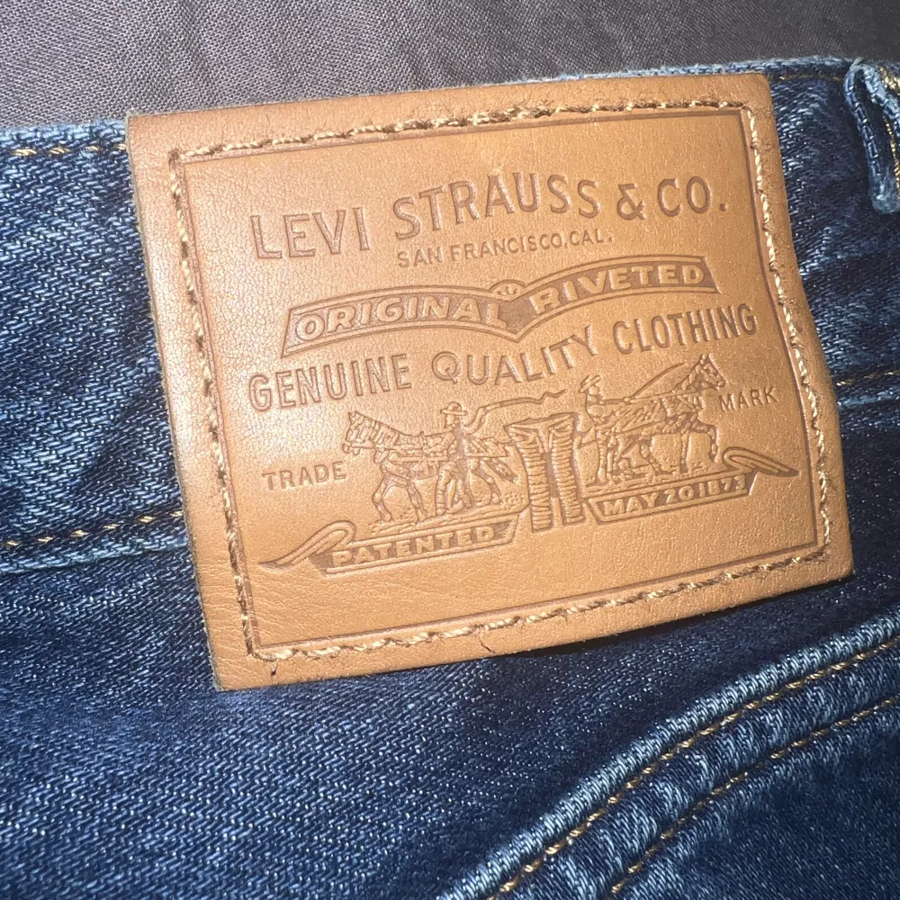 Levis straight leg jeans som endast är andvända ett fåtal gånger. Skicket är 10 utav 10. Passar perfekt till dig som är runt 160 cm lång. Nypris ligger runt 1300.. Jeans & Byxor.