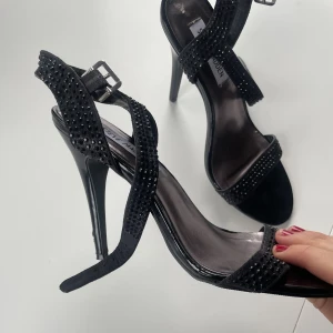 klackar - strl 39 men väldigt små i storleken👡