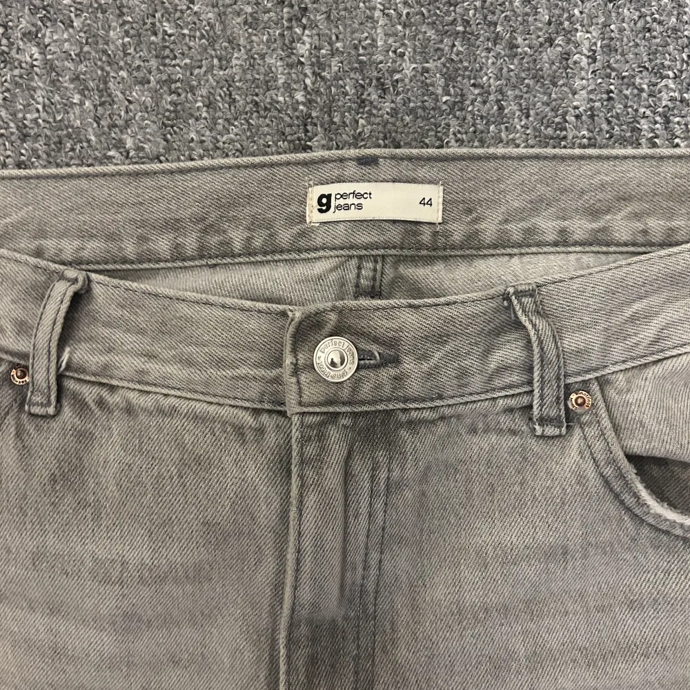 Säljer nu mina näst intill oanvända Low straight jeans från Gina Tricot då dom är förstora. Pris kan diskuteras vid snabb affär, skriv för fler bilder💗 Nypris 500kr!! . Jeans & Byxor.