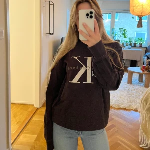 Calvin Klein collegetröja - Grå collegetröja från Calvin Klein. Storlek M. 150:- ex frakt. 