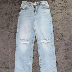 Bikbok Jeans  - Ett annat par blåa jeans från bikbok, stl waist 26 length 32, använda någon enstaka gång🥰