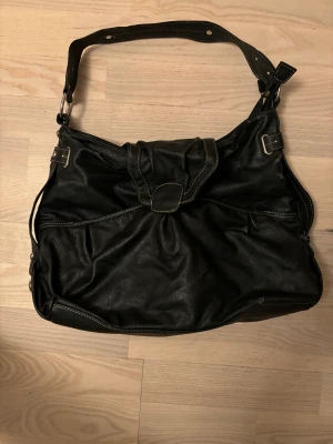 Handväska - Medelstor handväska med flera fack, säljes pga att jag inte använt den på länge 