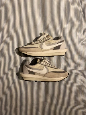 Nike LD Waffle Sacai Summit White - Sacai kollaboration med Nike. Skorna är i bra skick, använda ett fåtal gånger. Smått smutsiga men inget märkbart slitage. Original skolåda finns ej. Original mörkblå snören medföljes.