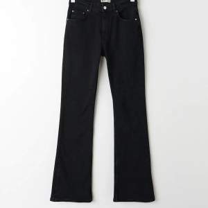 Säljer mina svarta jeans från ginatricot, använda några gånger men inget fel på dom! Storlek s, Köpta för 500kr ( bilderna är tagna från ginas hemsida )