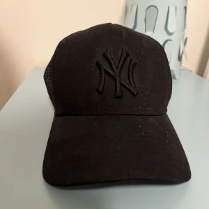 New Era Yankee keps - Svart New Era keps köpt på Footlocker Använd 1 gång  Skick 10/10