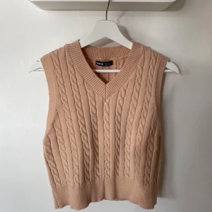 Stickad väst - Kabelstickad väst från shein. Säljer då jag aldrig använder. (Endast använd vid 1 tillfälle) Storlek M. 
