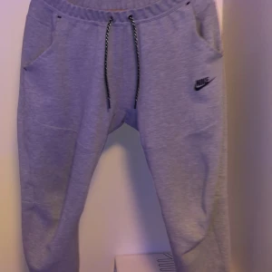 Nike tech flees  - Säljer mina Nike tech flees byxor storlek s gråa köpt för typ 3 månader sen kom dm för mer mvh 