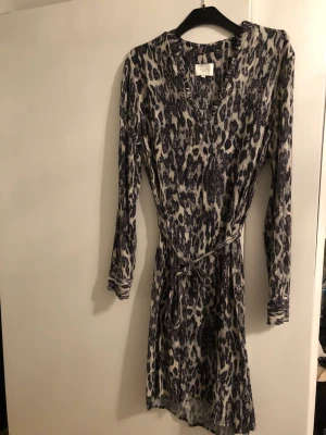 Långärmad Klänning  - Fin klänning obetydligt använd. 