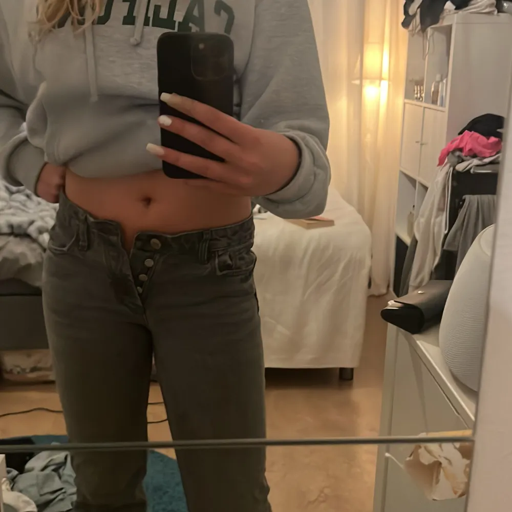 Snygga gråa raka jeans från zara, säljer då de är för små för mig därav inte knäpp knappen på andra bilden. De är lågmidjade! . Jeans & Byxor.