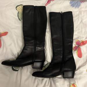 Svarta skinn boots. Storlek 38. Bra skick. Märks att dom är använda. Köpta secondhand 