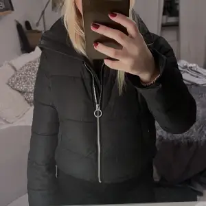 Säljer denna fina vinterjackan från hollister i storlek XS men passar även S 💗 I bra skick utom en liten sminkfläck vid kragen, dock inget man tänker på 💗