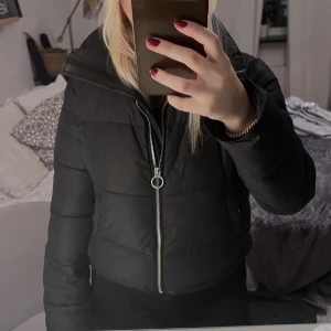 Hollister jacka 💗 - Säljer denna fina vinterjackan från hollister i storlek XS men passar även S 💗 I bra skick utom en liten sminkfläck vid kragen, dock inget man tänker på 💗