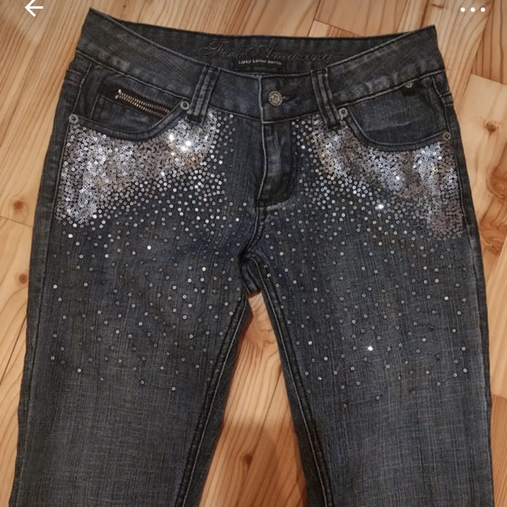 Glittriga skitballa lågmidjade utsvängda jeans! Tyvärr för små för mig 💖 (lånade bilder). Jeans & Byxor.