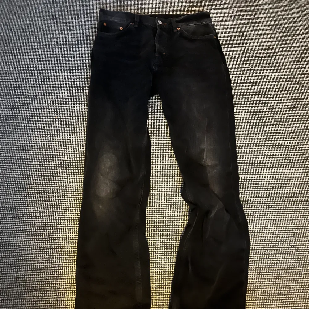 Säljer dessa svarta jeans med mörk grå nyans. Tvättas innan överlämning. Bra skick, använda men inget fel på. . Jeans & Byxor.
