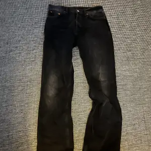 Säljer dessa svarta jeans med mörk grå nyans. Tvättas innan överlämning. Bra skick, använda men inget fel på. 