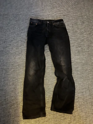 Svart/ mörk grå jeans.  - Säljer dessa svarta jeans med mörk grå nyans. Tvättas innan överlämning. Bra skick, använda men inget fel på. 