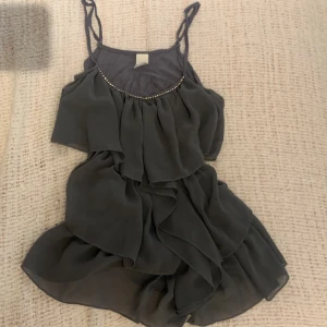 fest linne!! - jätte snyggt fest linne med volang!! använder tyvärr inte😭💓💓