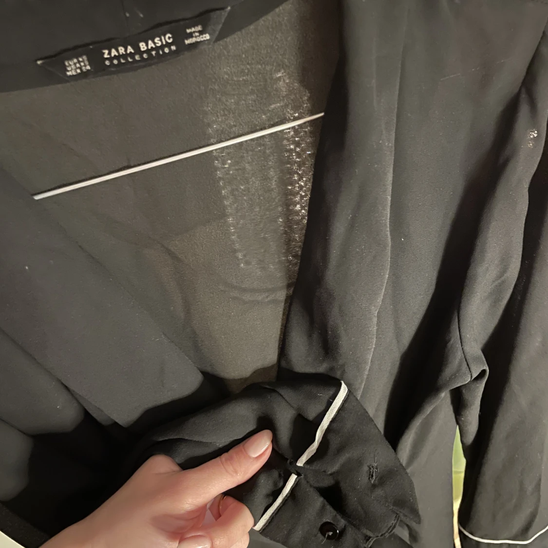 Skjorta med vita detaljer på ärmarna  - 90