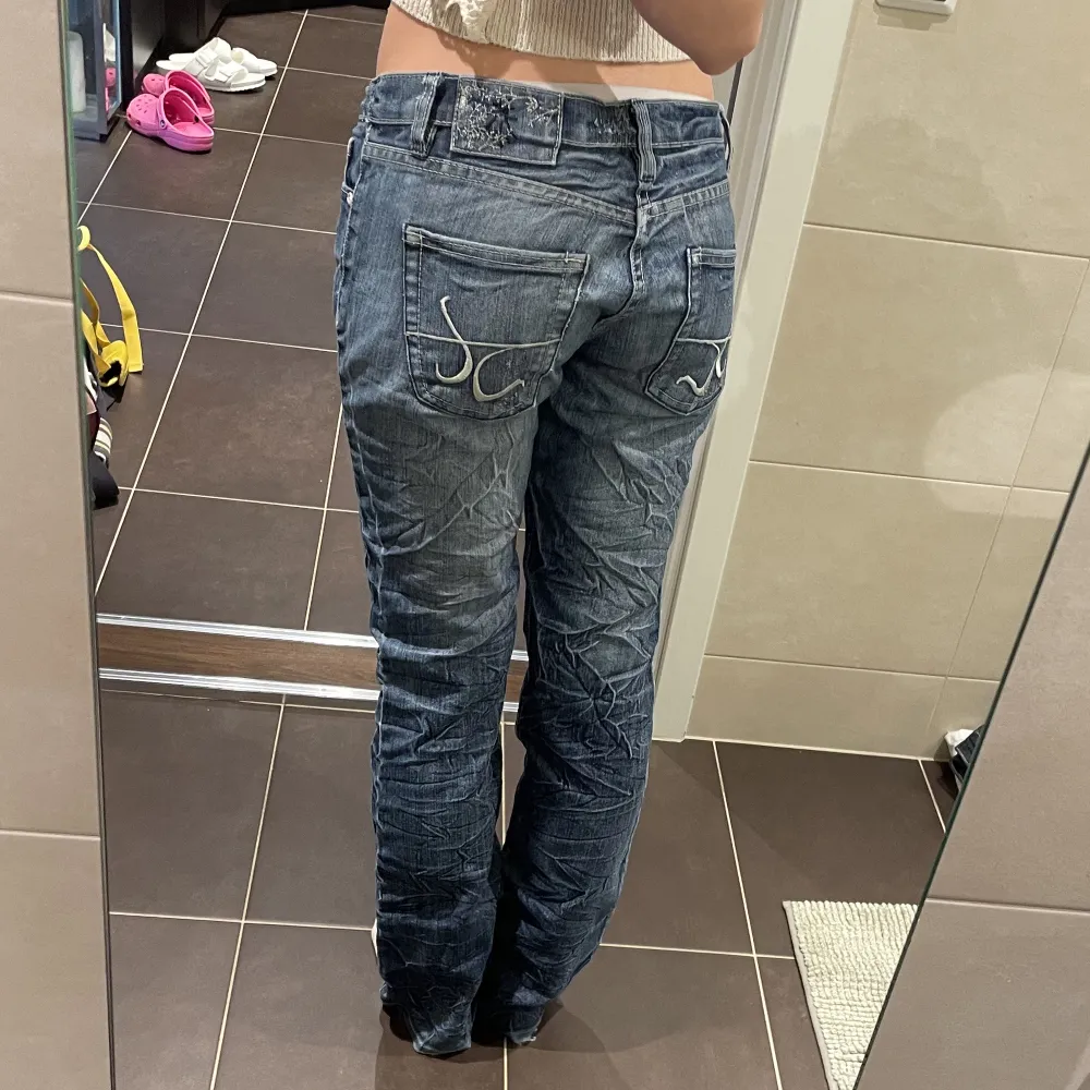 Dritsøte low rise jeans som jeg kjøpte brukt 💘 Disse er for store og lange for meg, jeg er 171 og bruker vanligvis 34/S i bukser 🎀. Jeans & Byxor.