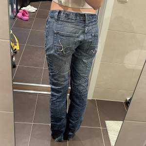 Dritsøte low rise jeans som jeg kjøpte brukt 💘 Disse er for store og lange for meg, jeg er 171 og bruker vanligvis 34/S i bukser 🎀