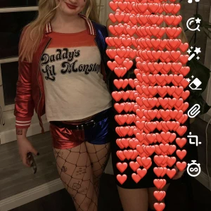 Harley quinn - Säljer nu min halloween outfit eftersom jag inte behlver den längre🙏 jacka, tröja, strumpbyxor( trasiga) och shorts följer med)