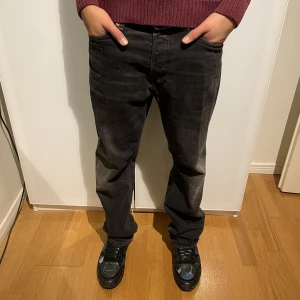 Weekday Jeans - Säljer mina snygga Weekday Jeans. Kommer inte så mycket till användning, eftersom att jag har bytt stilen. Jeansen har ett litet hål i ena fickan och det där av gör det låga priset. Skick 7,5/10.