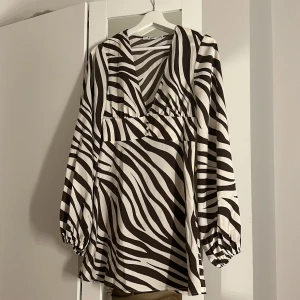 Miniklänning - Säljer denna underbara miniklänningen från na-kd! Perfekt till middag/fest!!!!  Köparen står för frakt, kan sänka priset vid snabb affär❤️❤️ använd 1 gång, köparen står för frakt 