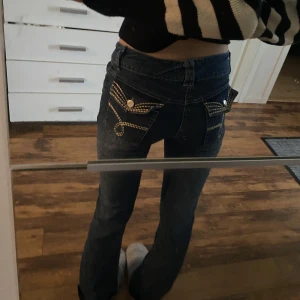 Lågmidjade jeans  - Säljer dessa ursnygga jeans med så fina fickor, super fint skick med midjemått 32cm tvärs över och innebendlängd på 79cm, är 167 å bär 32/34 för referens😊😊