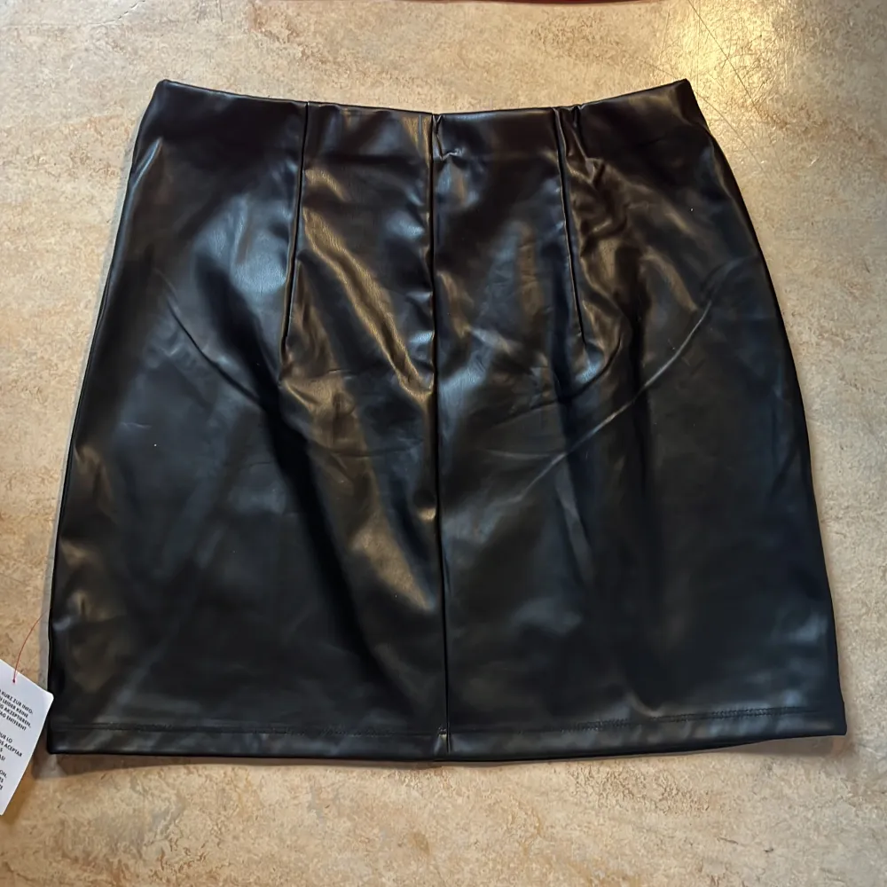 En svart kjol i läderimitation och storlek UK 10 / EU 36 från ASOS. Inte använd och är som helt ny. . Kjolar.