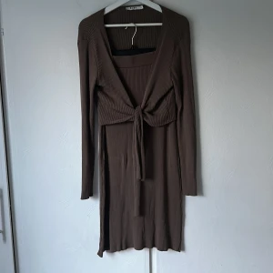 Matchande topp och kjol - Brunt matchande det från NAKD. Använt några gånger och är i fint skick!  Storlek M i båda delar