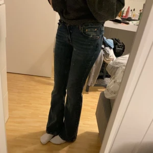 bootcut jeans - Säljer dessa fina bootcut jeans från gina tricot då dem ej kommer tilll någon användning längre💕 Pris kan diskureras och tveka inte vid frågor
