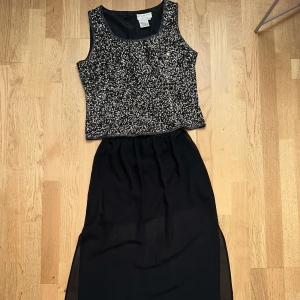 Klänning - Fest kjol och topp. Kjolen är genomskinlig med en kortare svart kjol under. Topp M/L. Kjol 36. Pris kan diskuteras. Kan köpas separata. 