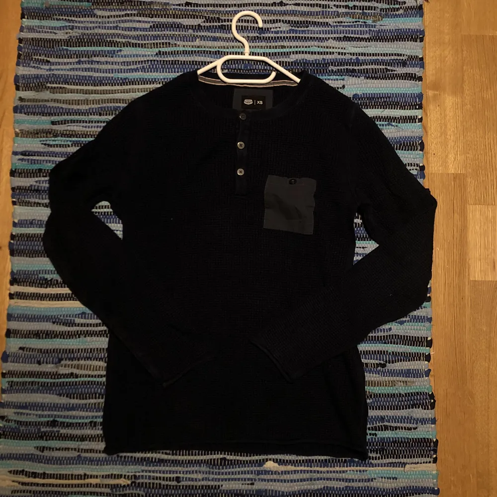 Snygg stickad tröja från Crocker som är i bra skick! Tröjan har lite farfarströja stuk och passar XS-S🫶🏻hör gärna av er vid intresse!. Stickat.