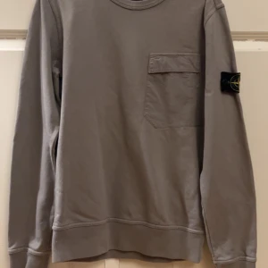 Stone Island tröja - Grå Stone Island Tröja i storlek S, 9/10 skick, Nypris 2700kr, säljs för 750kr