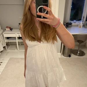 Trendiga Zara klänning  - Trendig Zara klänning som är super fin att ha på sommaren! Den har tidigare gått upp vid ena bandet, men jag har sytt fast det igen så det borde hålla och det syns inte💕