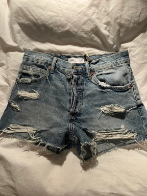 Zara shorts!!  - Super fina zara shorts som är perfekta till sommaren! Används tyvärr inte då de är för små💕