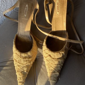 Assnygga kattformade pumps  - Jättesnygga klackar från Le Silla. Hade så gärna velat ha dem men tyvärr passade de inte mig. Nypris på märket ligger på 5-10 000. Säljes pga storlek samt flytt. 