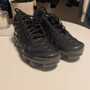 Air Vapormax plus - Ganska använda men annars är det inget fel på dom skick: 8/10 nypris 2500. Hörs av vid frågor och mera bilder. Ej kvitto eller box 