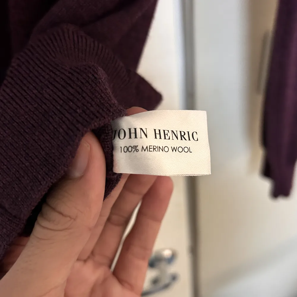 Säljer nu min skit snygga John Henric polo tröja. Som passar till alla tillfällen. Skicket är 10/10 och nypris ligger på 1799kr. Matrialet är merinoull.. Tröjor & Koftor.