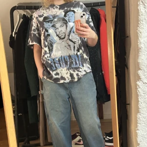T-shirt - Tie-dye t-shirt me ice cube motiv! Support snygg och mjuk t-shirt i oversized modell! Inga tecken på användning!