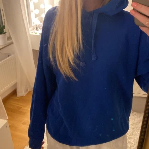 Marinblå hoodie💙 - Säljer den här mysiga blå hoodien. Köpt på zara för två år sedan, den finns inte kvar på hemsidan. Skulle säga att den är i 7/10 skick eftersom snörena är slitna (tvättade). Storlek S men är stor i storleken så passar M/L. Kontakta vid frågor/fler bilder.
