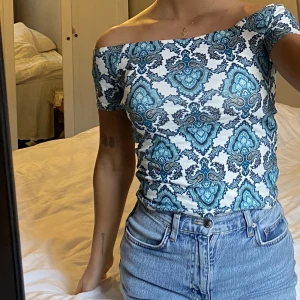 Mönstrad topp - Mönstrad off shoulder topp 