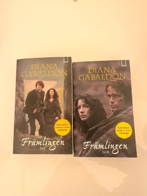 Outlander böcker - Säljer mina outlander böcker. Främlingen är första boken i serien och är uppdelad i två delar. Del 1 har få märken, ett invikt hörn. Del 2 helt oläst, som ny. Finns en nyans missfärgning på sidorna pågrund av öppet fönster. Annars är dem som nya. 