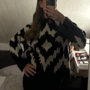 Stickad tröja  - Jättefin stickad tröja💕💕 Använd fåtal gånger, och passar allt från Xs/s/m❤️‍🔥