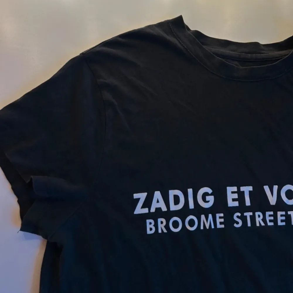 Säljer min superfina Zadig Voltaire T-shirt!! Sitter fint på mig som har S! Den är i superfint skick💘. T-shirts.