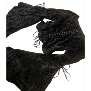 gotisk tröja  - Jätte fin tröja med flared armar i ett velour material, det står storlek S på den men skulle säga att den sitter som en M/L! 