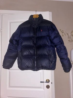 Ralph lauren jacka - Säljer en ny Ralph lauren puffer jacka k storlek M